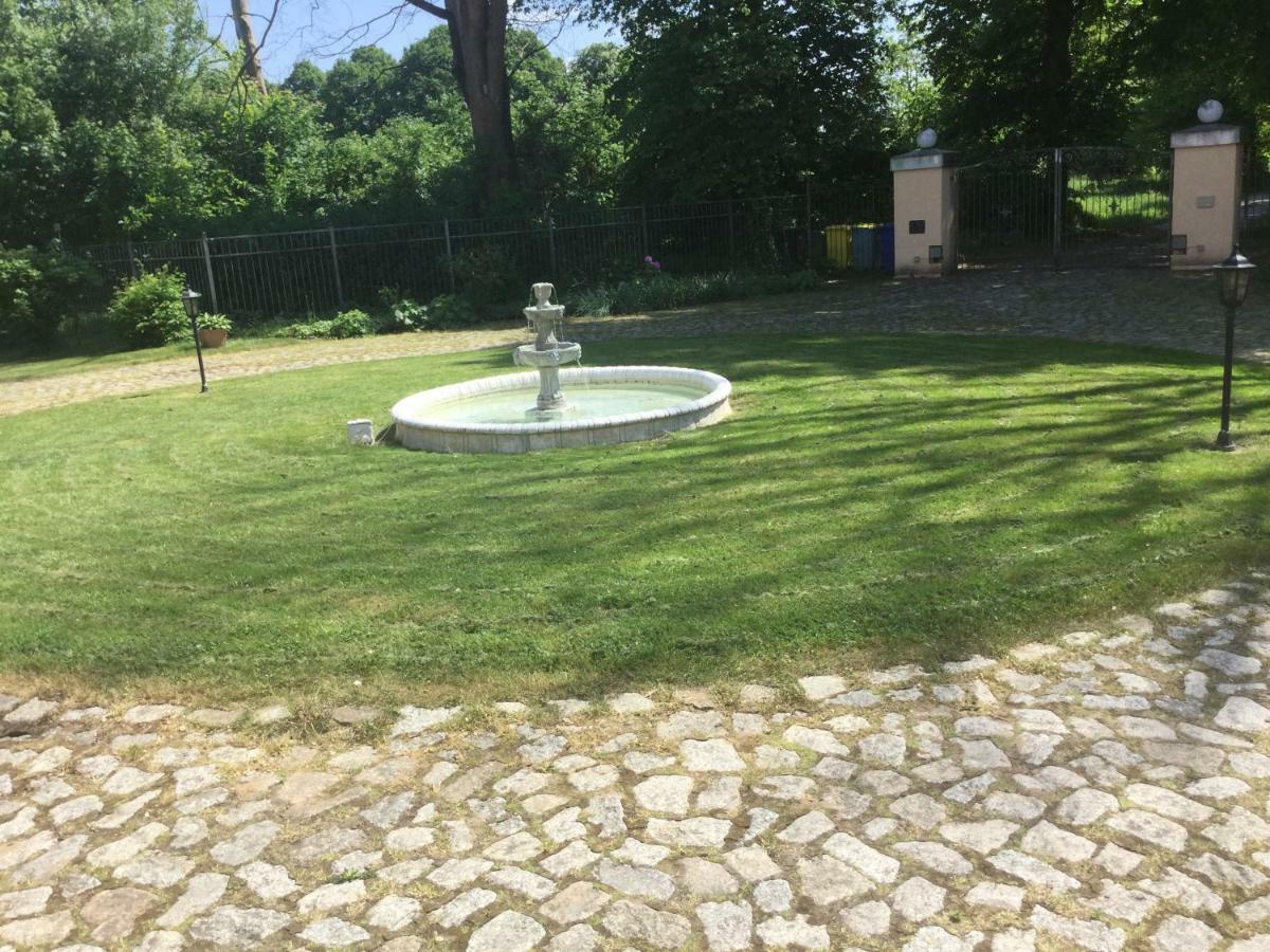 Exklusive Ferienwohnungen Im Gutshaus Viezen Bernitt Bagian luar foto